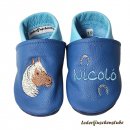 Lederpuschen Baby mit Namen – jeansblau-hellblau mit Namen hellblau Hufeisen und Pferd Suse